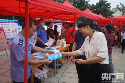 管城回族區(qū) “陽光政務(wù)、民心所望”基層政務(wù)公開標(biāo)準(zhǔn)化規(guī)范化工作進(jìn)社區(qū)